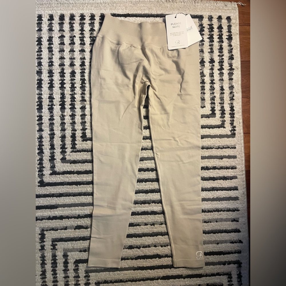 Bombshell Sportswear cheeky seamless leggings in taupe size L/XL NWT